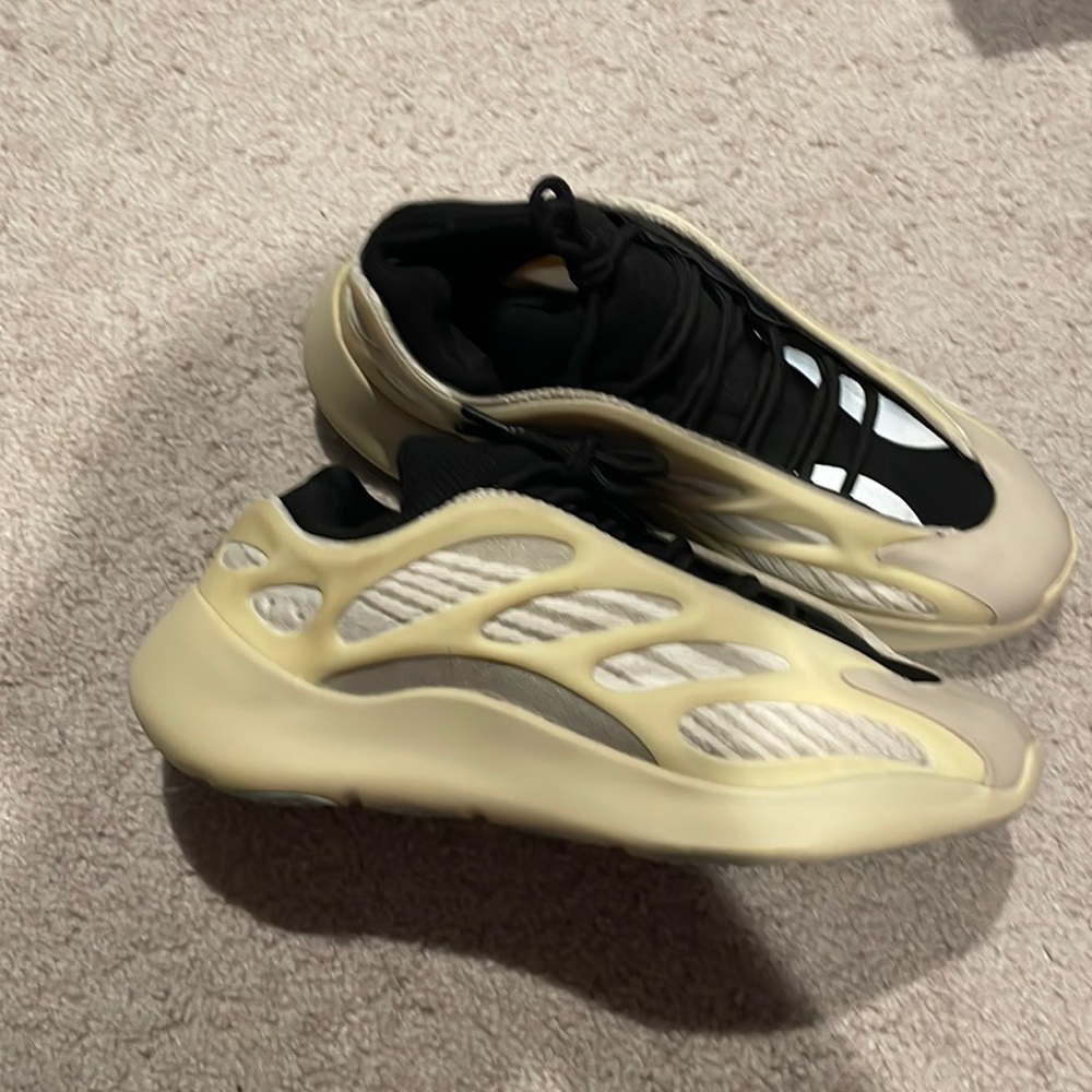 Yeezy azael sz9.5 mens used no box